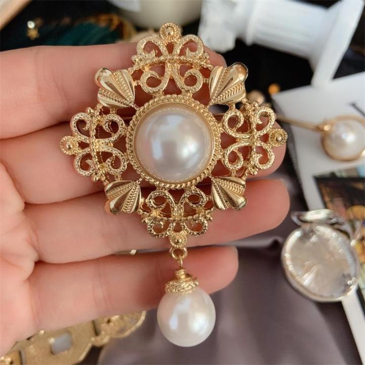 New Retro Hollow Pattern Big Pearl Brooches for Women Luxury Palace Baroque  Jewelry Vintage Suit Coat Collar Accessories Temperament Clothing Pins  Gifts